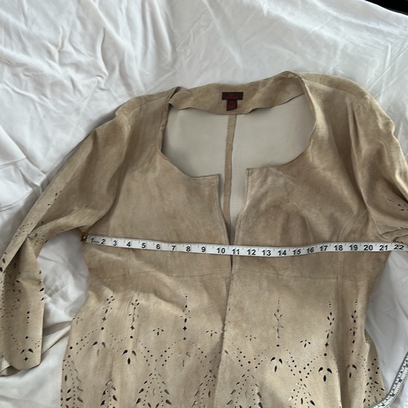 Denier genuine, leather, timeless, layering top. Unlined colour is Sand. Size M - Picture 6 of 10
